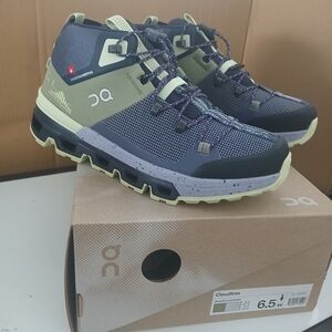 Womens NIB size 6.5 Cloudtrax is a versatile hiking shoe